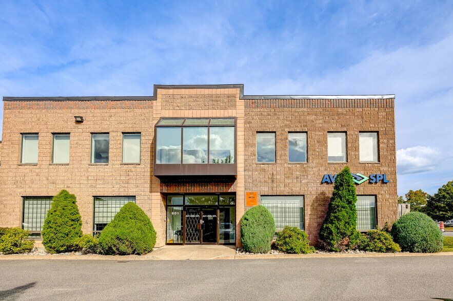 601-623 Rue McCaffrey, Montréal, QC à louer - Photo de l’immeuble – Image 2 sur 9