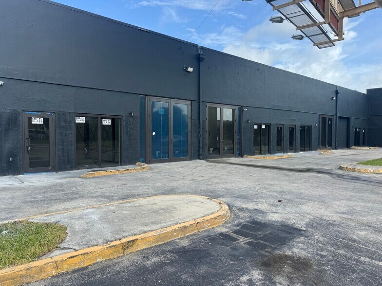 10401 SW 186th St, Miami, FL à louer - Photo de l’immeuble – Image 3 sur 16