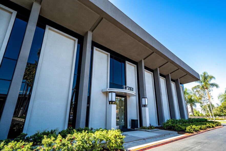 17782 E 17th St, Tustin, CA à louer - Photo de l’immeuble – Image 1 sur 12