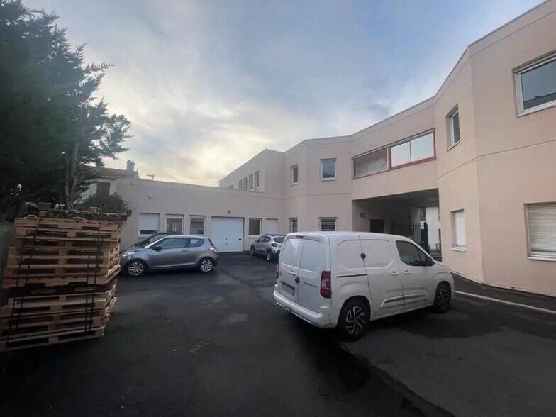 Local d'activités dans Nanterre à vendre - Photo de l’immeuble – Image 1 sur 12