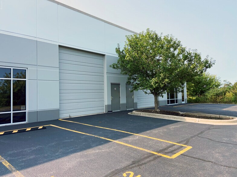 195 Kendall Point Dr, Oswego, IL à louer - Photo de l’immeuble – Image 3 sur 11
