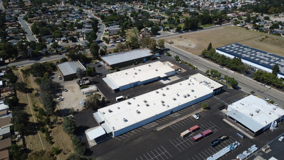 1740 Commerce Way, Paso Robles, CA à vendre - Photo de l’immeuble – Image 2 sur 9