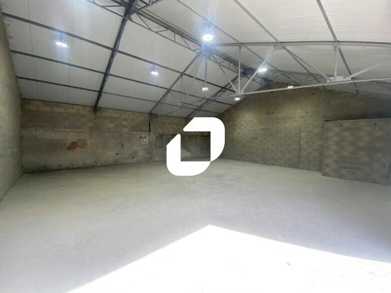 Industriel/Logistique dans Montagny-en-Vexin à louer - Photo intérieure – Image 1 sur 11