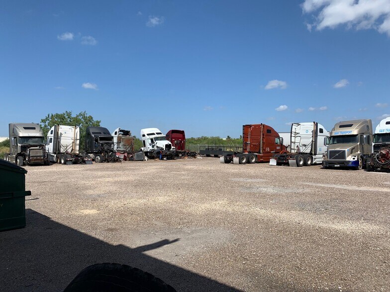 5226 Commercial Dr, Brownsville, TX à louer - Photo de l’immeuble – Image 2 sur 6