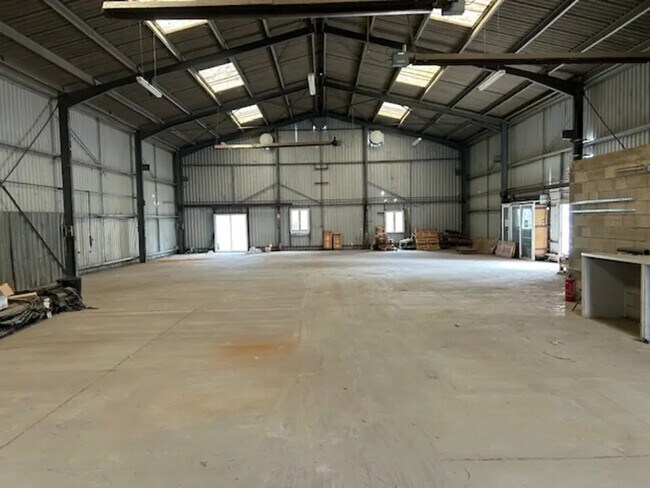 Plus de détails pour Local d’activités à vendre