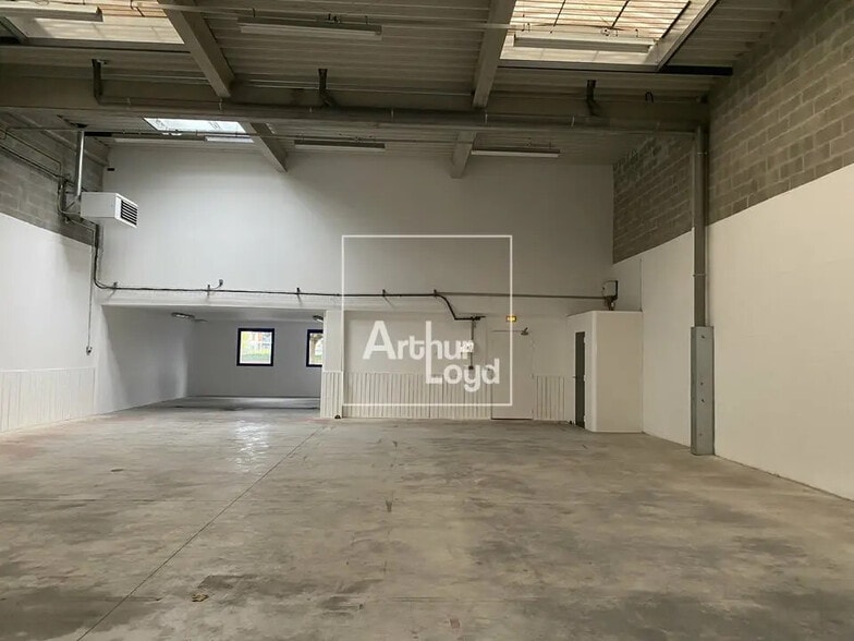 Local d’activités dans Lieusaint à louer - Photo intérieure – Image 3 sur 3
