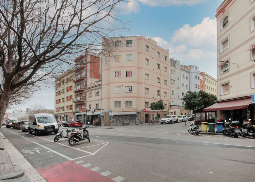 Immeuble residentiel dans L'Hospitalet de Llobregat, Barcelona à vendre - Photo de l’immeuble – Image 2 sur 3