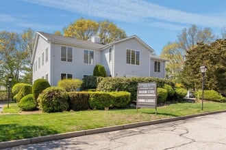 33 College Hill Rd, Warwick, RI à louer Photo de l’immeuble– Image 1 sur 25