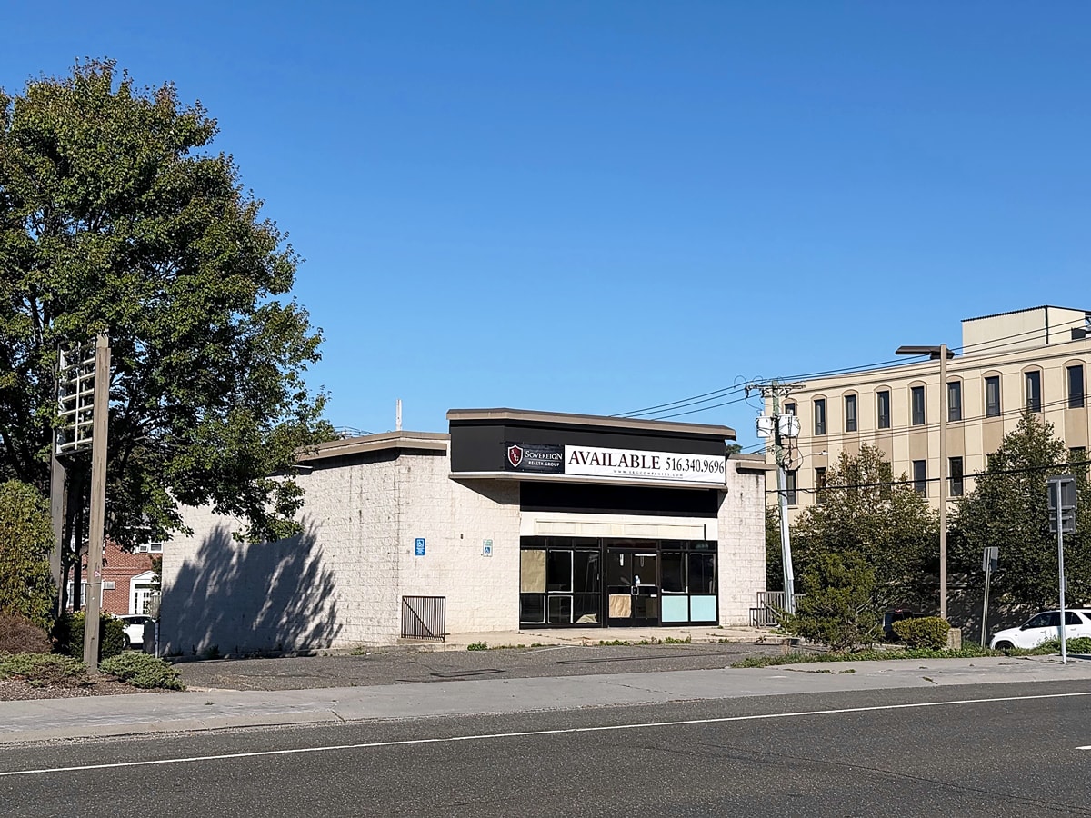 24 Broadhollow Rd, Melville, NY à louer Photo de l’immeuble– Image 1 sur 9
