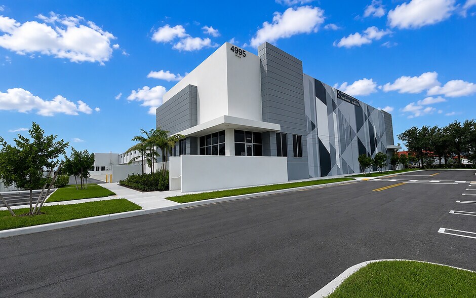 4995 NW 77th Ave, Miami, FL à louer - Photo de l’immeuble – Image 3 sur 12