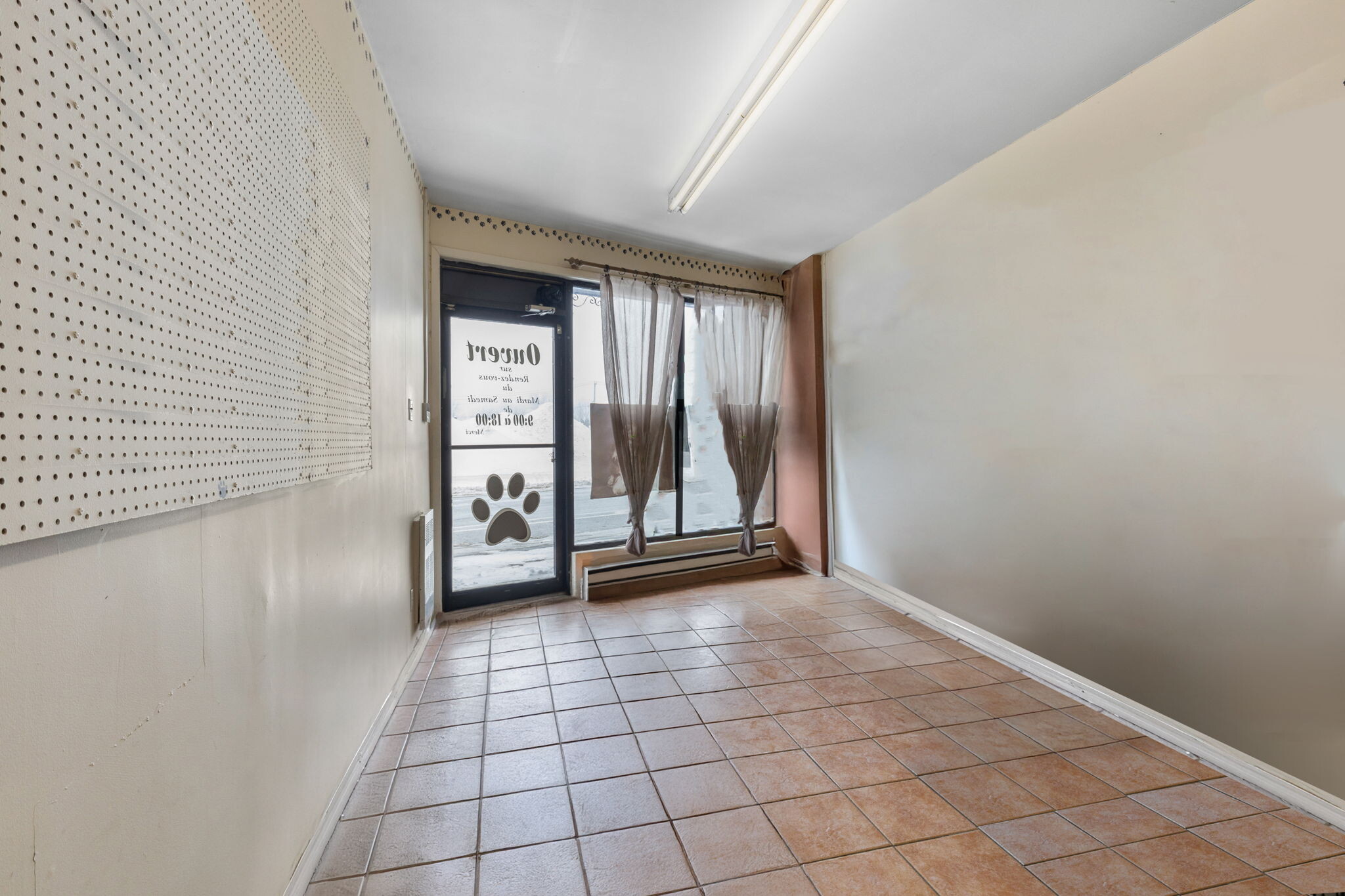 4148-4152 Boul Sainte-Rose, Laval, QC à louer Photo de l’immeuble– Image 1 sur 4