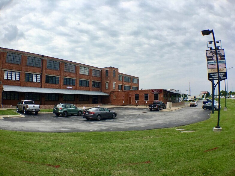 601 N National Ave, Springfield, MO à louer - Photo de l’immeuble – Image 2 sur 19