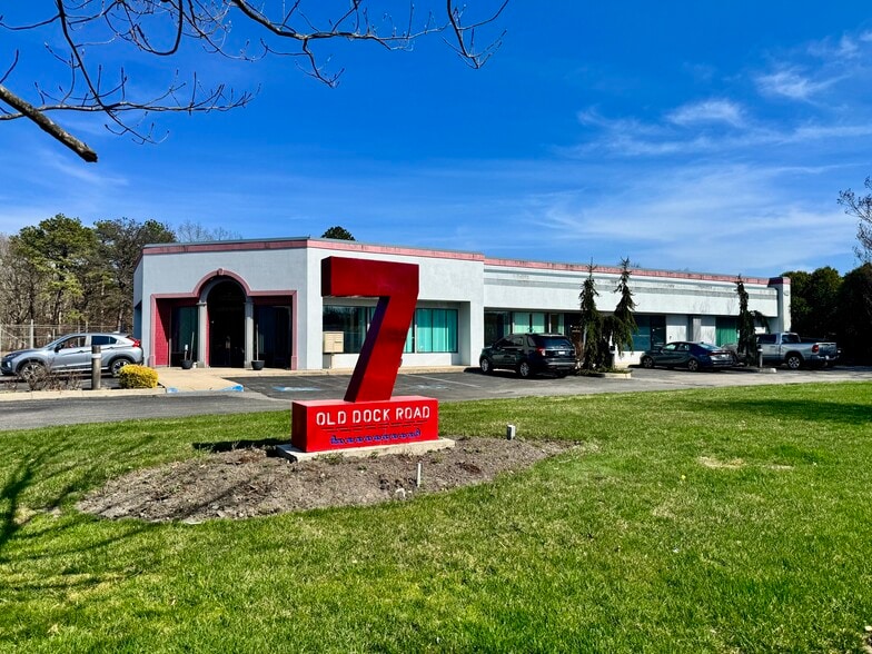 7 Old Dock Rd, Yaphank, NY à vendre - Photo principale – Image 1 sur 24