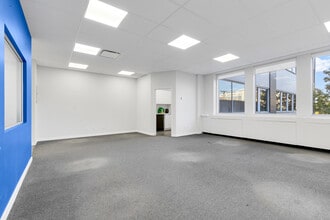 5843-5847 Ch De La Côte-Des-Neiges, Montréal, QC à louer Photo intérieure– Image 2 sur 8