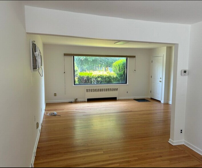 2138 Wantagh Ave, Wantagh, NY à louer - Photo intérieure – Image 3 sur 13