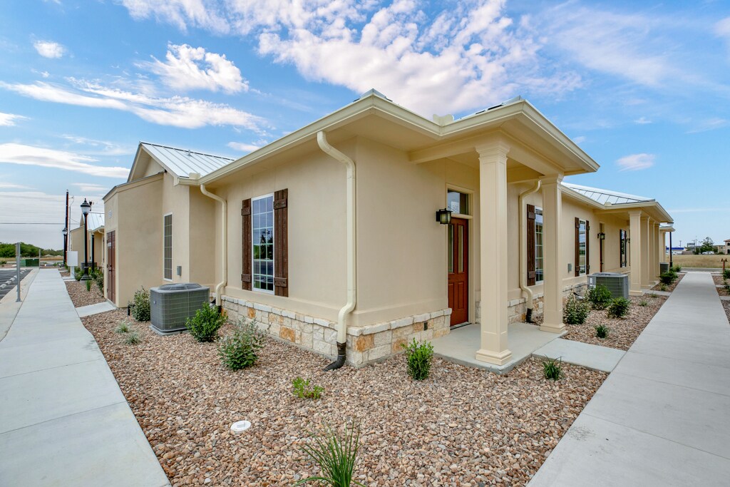 1067 FM 306, New Braunfels, TX à louer Photo principale– Image 1 sur 9