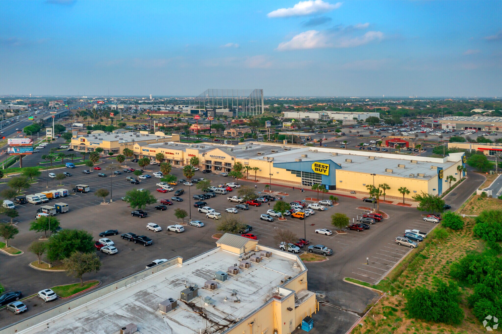1316 E Expressway 83, McAllen, TX à louer Photo principale– Image 1 sur 8