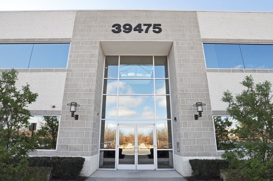 39475 W 13 Mile Rd, Novi, MI à louer - Photo principale – Image 1 sur 12