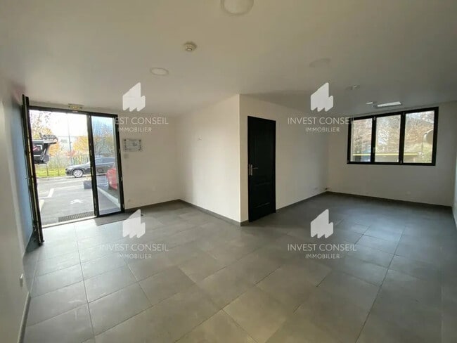 Plus de détails pour Local d'activités à louer