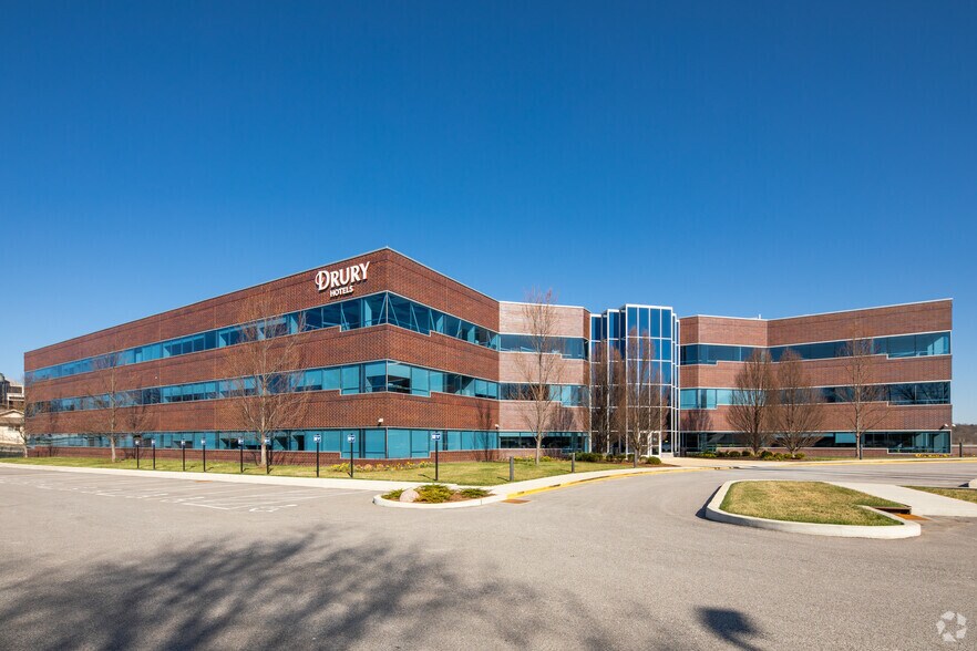 13075 Manchester Rd, Des Peres, MO à louer - Photo de l’immeuble – Image 3 sur 8