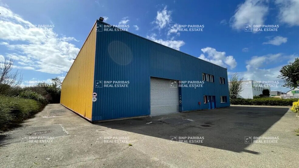 Local d’activités dans Coignières à louer - Photo de l’immeuble – Image 1 sur 21