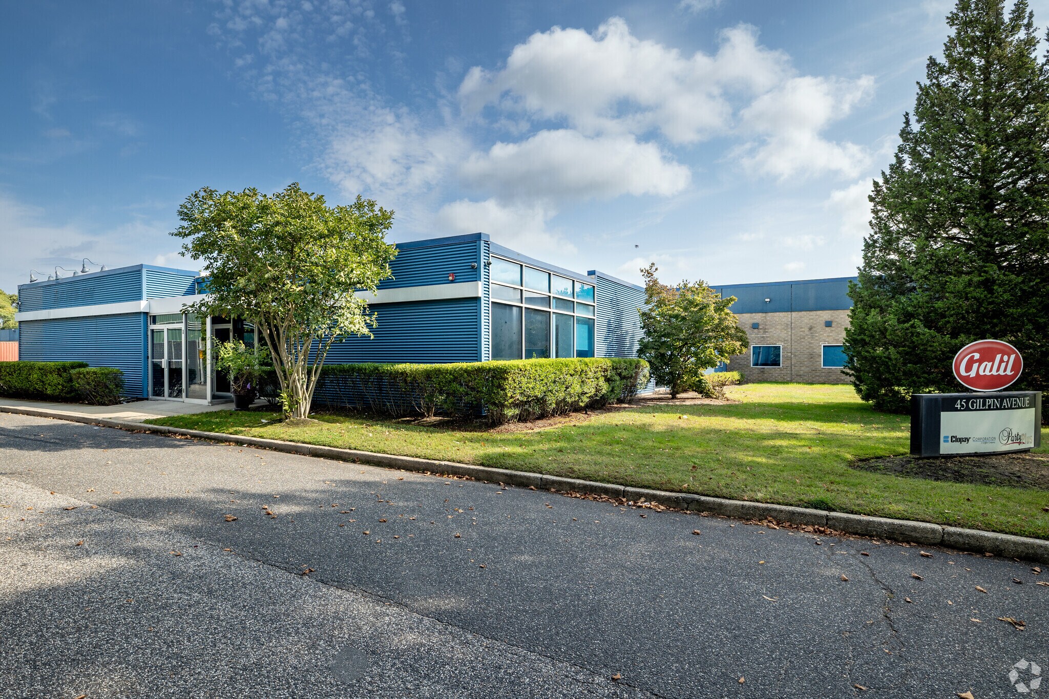 45 Gilpin Ave, Hauppauge, NY à louer Photo principale– Image 1 sur 12