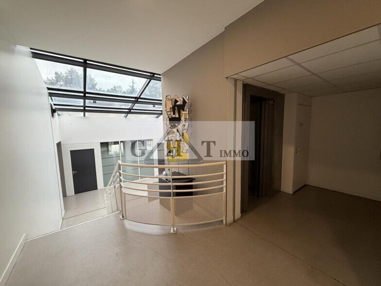 Bureau dans Évry-Courcouronnes à louer - Photo de l’immeuble – Image 1 sur 11
