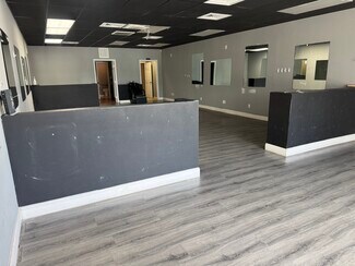 Plus de détails pour 302 SW Tulip Blvd, Port Saint Lucie, FL - Local commercial à louer