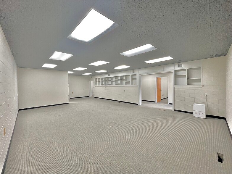909 E Rolling Hills Dr, Fayetteville, AR à louer - Photo de l’immeuble – Image 2 sur 11