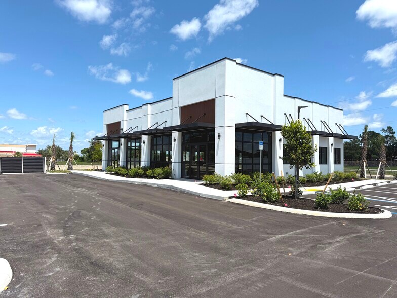 1925 Skyline Blvd, Cape Coral, FL à louer - Photo de l’immeuble – Image 2 sur 6