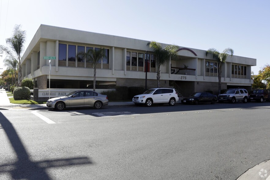 275 E Douglas Ave, El Cajon, CA à louer - Photo de l’immeuble – Image 2 sur 3