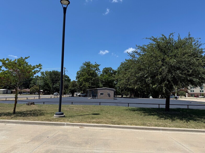407 N Main St, Lindale, TX à louer - Photo de l’immeuble – Image 3 sur 7