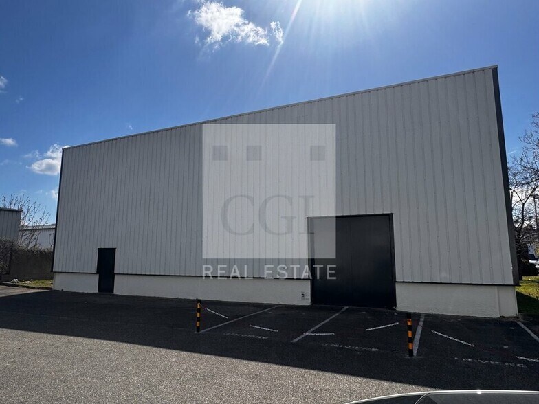 Local d’activités dans Vénissieux à louer - Photo de l’immeuble – Image 1 sur 12