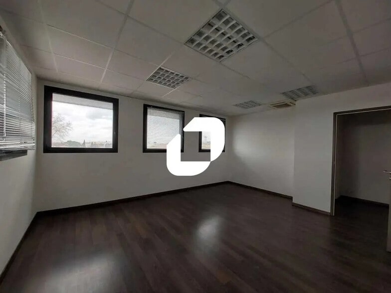 Local commercial dans Nîmes à louer - Photo de l’immeuble – Image 2 sur 11