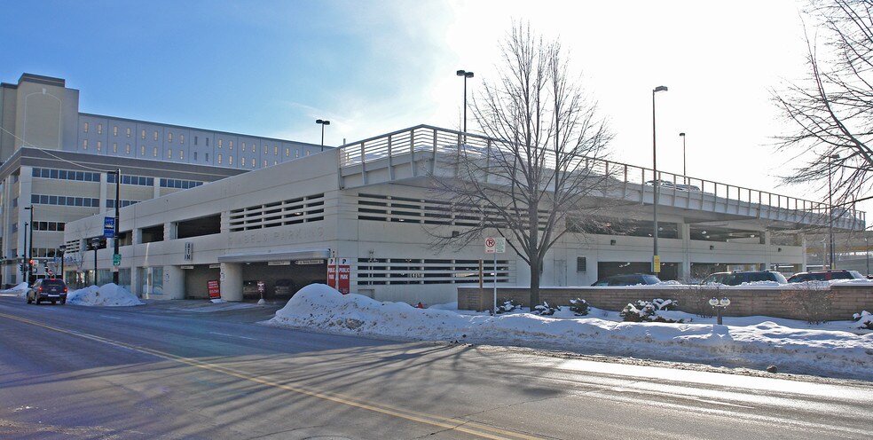 555 N Plankinton Ave, Milwaukee, WI à louer - Photo de l’immeuble – Image 2 sur 3