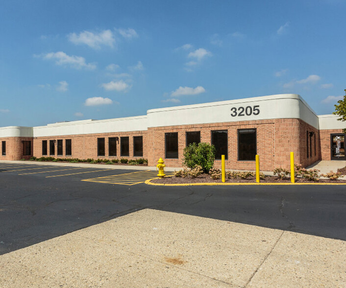 3205 N Wilke Rd, Arlington Heights, IL à louer - Photo de l’immeuble – Image 1 sur 7