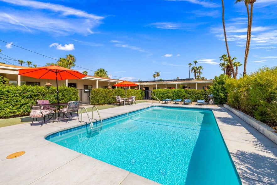 579 S Highland Dr, Palm Springs, CA à vendre - Photo de l’immeuble – Image 2 sur 15