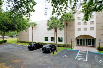 14240 Palmetto Frontage Rd, Miami Lakes, FL à louer Photo intérieure– Image 1 sur 16