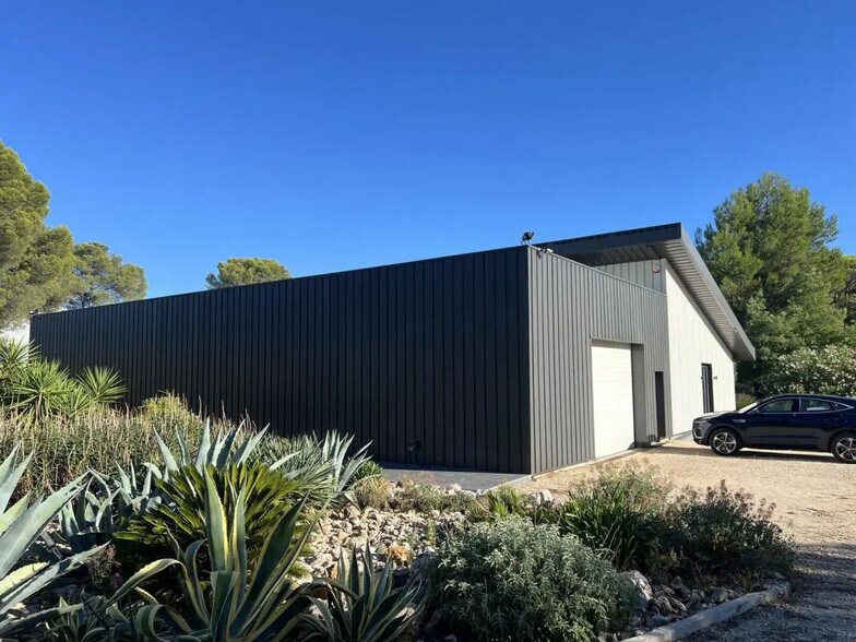 Local d'activités dans Signes à vendre - Photo de l’immeuble – Image 2 sur 8