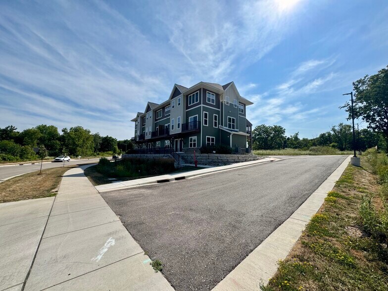 2674 Notre Dame Dr, Fitchburg, WI à vendre - Photo de l’immeuble – Image 2 sur 5