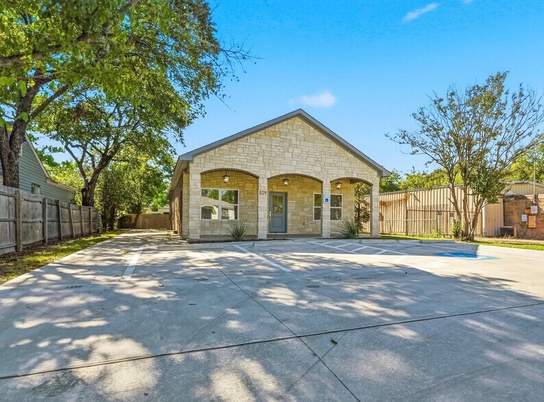529 Austin St, Grand Prairie, TX à vendre - Photo principale – Image 1 sur 19
