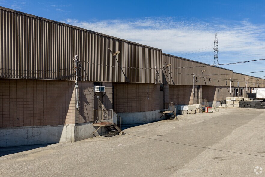4555 Boul Des Grandes-Prairies, Saint-leonard, QC à louer - Photo de l’immeuble – Image 3 sur 5