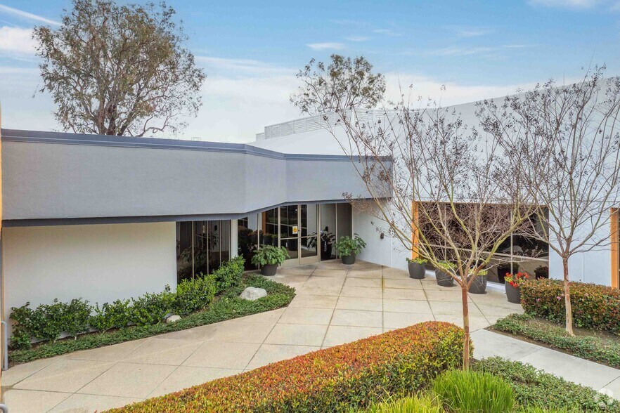 1071 Camelback St, Newport Beach, CA à louer - Photo de l’immeuble – Image 3 sur 5