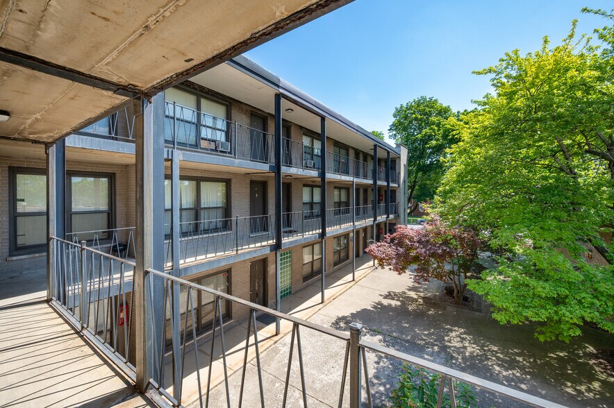 8222 S Martin Luther King Dr, Chicago, IL à vendre - Photo de l’immeuble – Image 2 sur 9