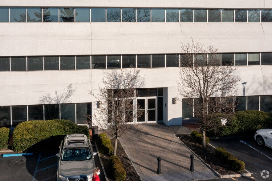 1600 Stewart Ave, Westbury, NY à louer - Photo de l’immeuble – Image 3 sur 18
