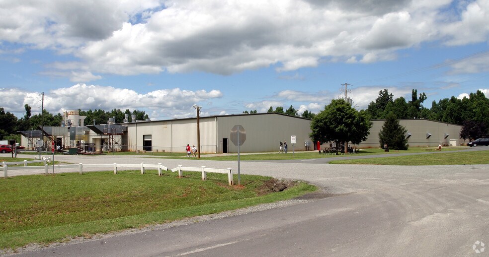6163 Old 421 Rd, Liberty, NC à vendre - Photo de l’immeuble – Image 2 sur 2