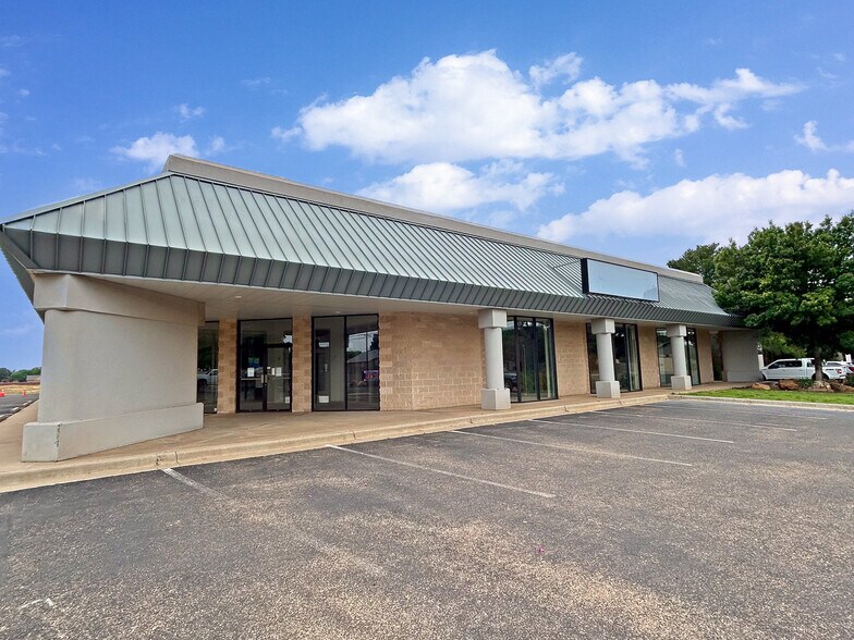 7705 Quaker Ave, Lubbock, TX à louer - Photo de l’immeuble – Image 1 sur 73