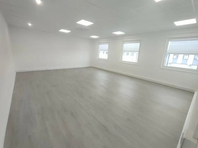 Local d'activités dans Saint-Quentin-Fallavier à vendre - Photo de l’immeuble – Image 1 sur 3