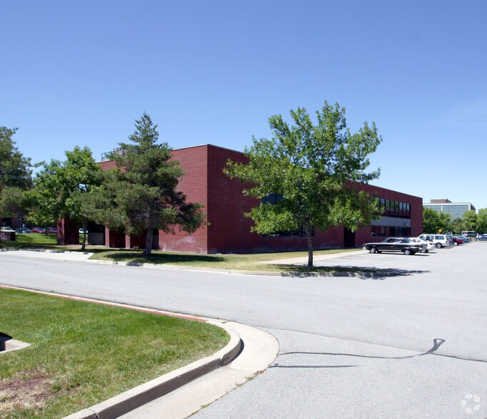 5160 Wiley Post Way, Salt Lake City, UT à louer - Photo de l’immeuble – Image 2 sur 4
