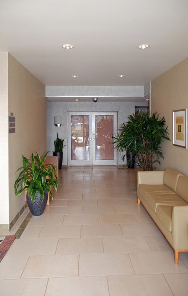 900-910 Via De La Paz, Pacific Palisades, CA à louer - Hall d’entrée – Image 3 sur 3